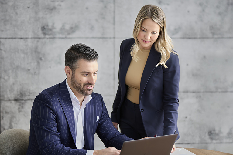  Photo of Antoine Boulard and Emilie Roussy looking at the computer.