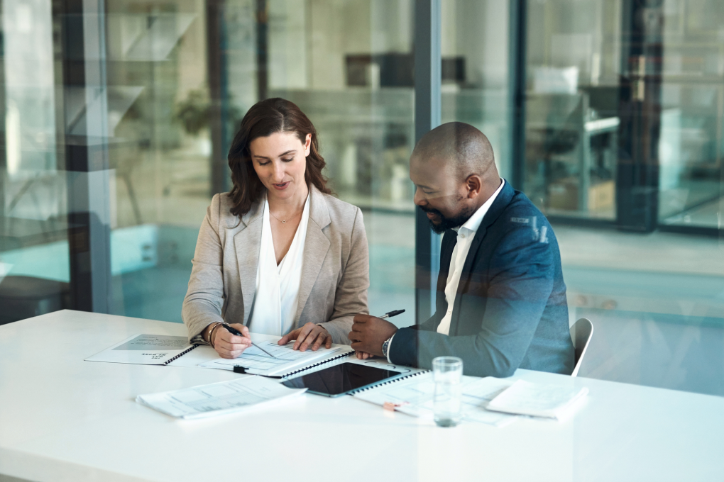 Photo of two wealth advisors discussing the collaborative culture at National Bank Financial – Wealth Management