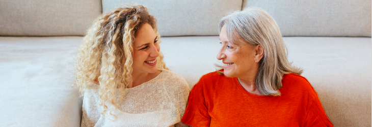 Mère et fille de profil, souriantes, se regardant