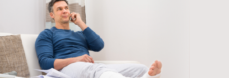 Homme hospitalisé avec une jambe dans le plâtre 